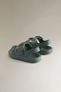 VOLUMINOUS BUCKLED SANDALS