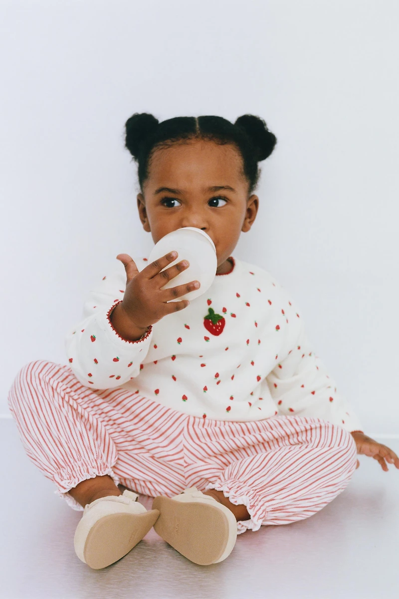 STRAWBERRY PRINT SWEATSHIRT