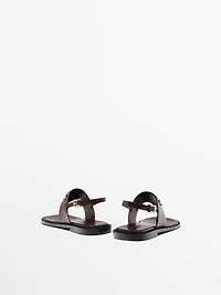 Flat sandals with buttons