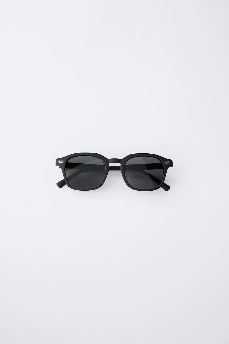 SUNGLASSES WITH RUBBERIZED FINISH
