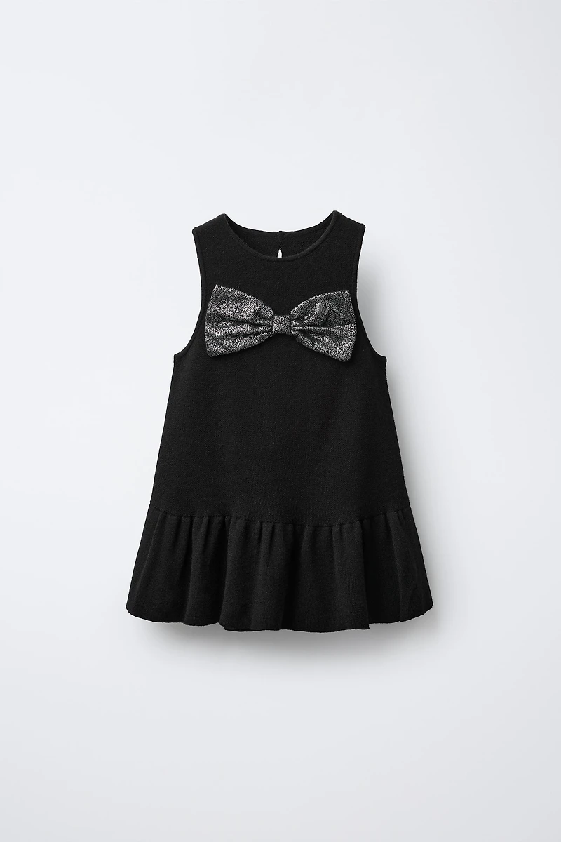 ROBE EN MAILLE AVEC NŒUD ET PAILLETTES