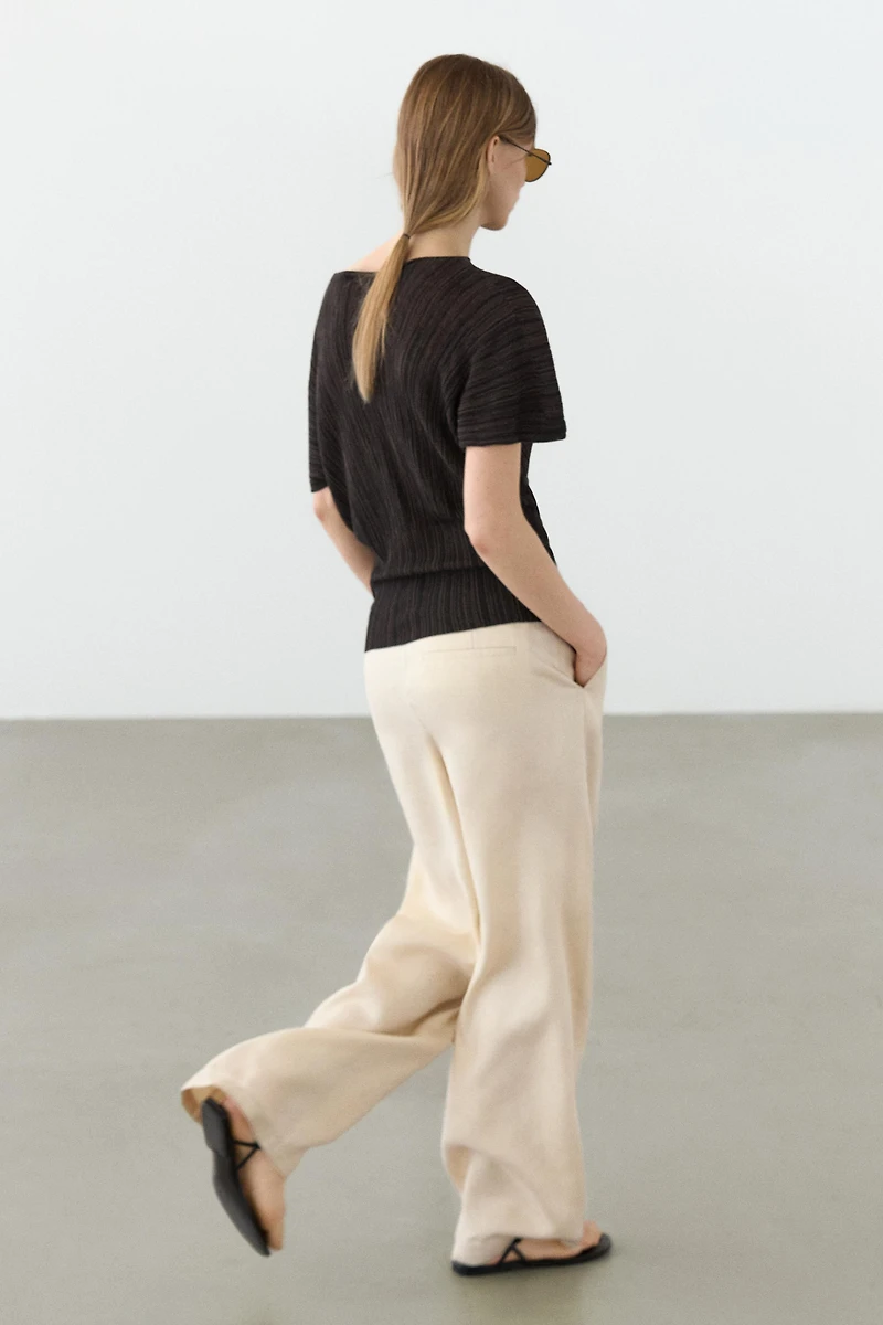 Total look pleated top with striped detail