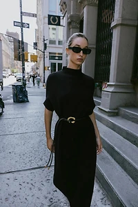 ROBE EN MAILLE AVEC CEINTURE