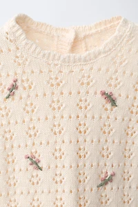 PULL EN MAILLE AJOURÉE À FLEURS BRODÉES