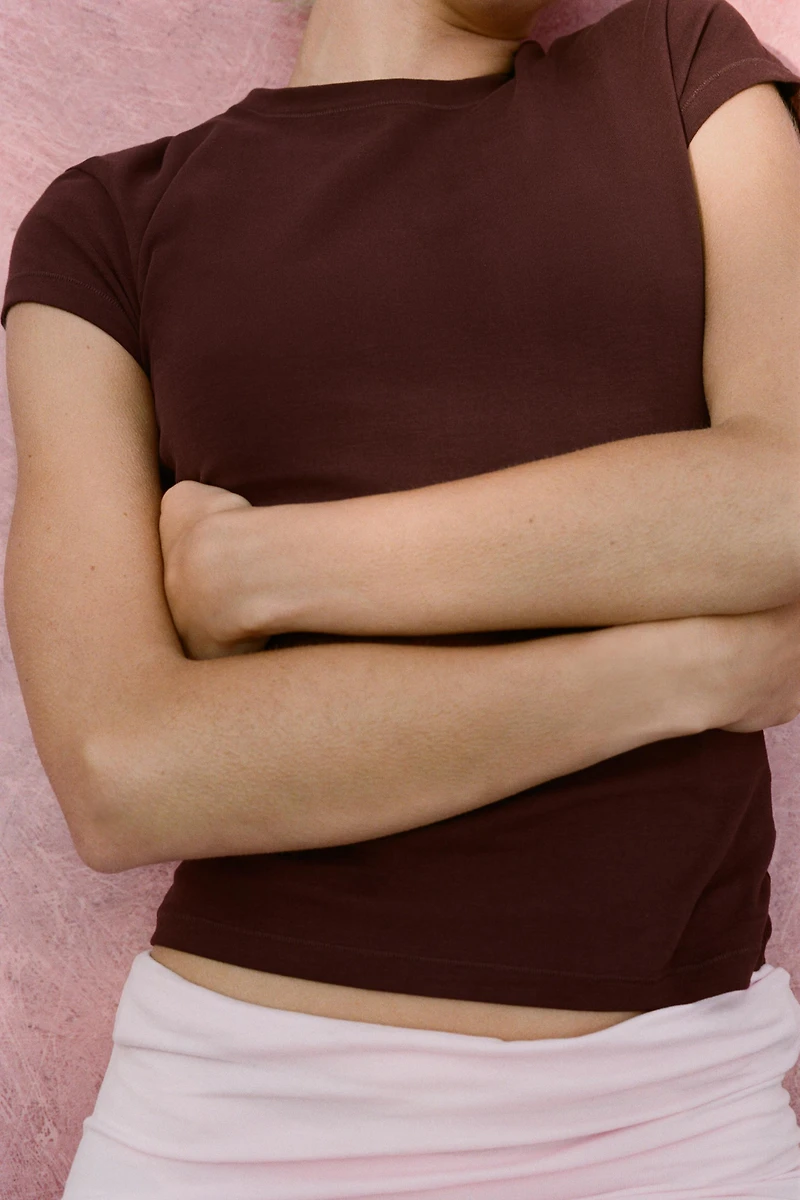 T-SHIRT AJUSTÉ À MANCHES COURTES