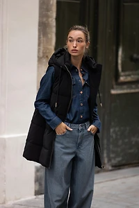 GILET LONG MATELASSÉ À CAPUCHE