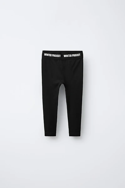 LEGGING CÔTELÉ AVEC INSCRIPTION EN RELIEF