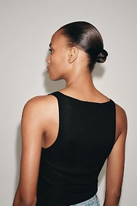 FINE KNIT SLEEVELESS TOP