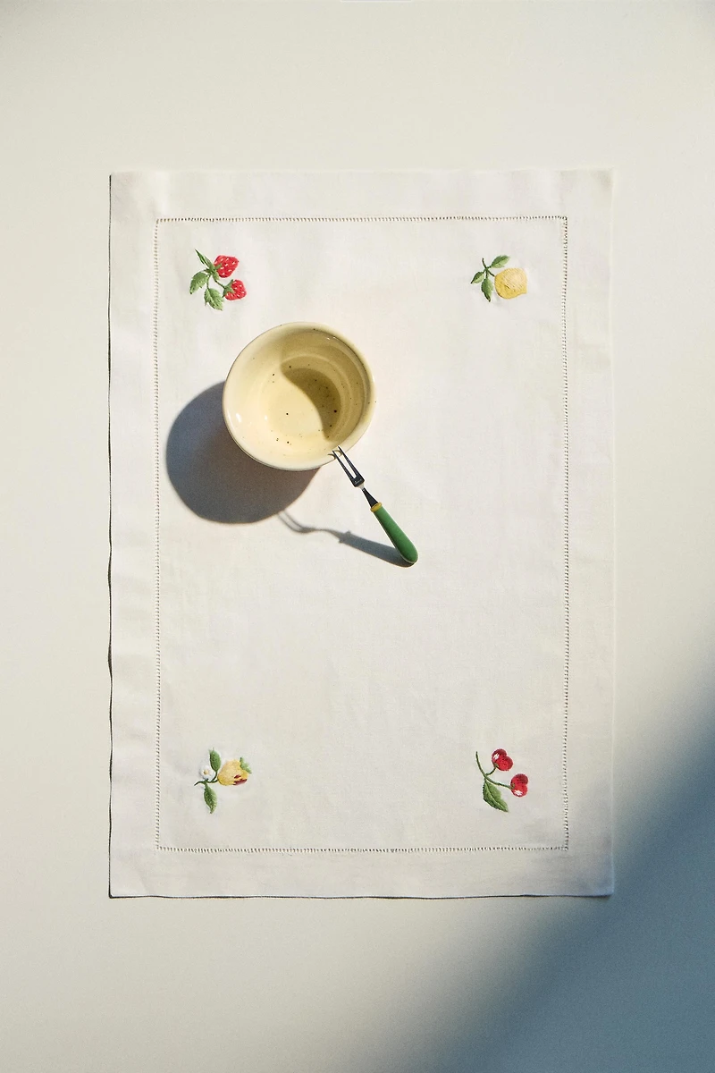 EMBROIDERED FRUIT PLACEMAT