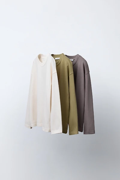 LOT DE TROIS HAUTS UNIS