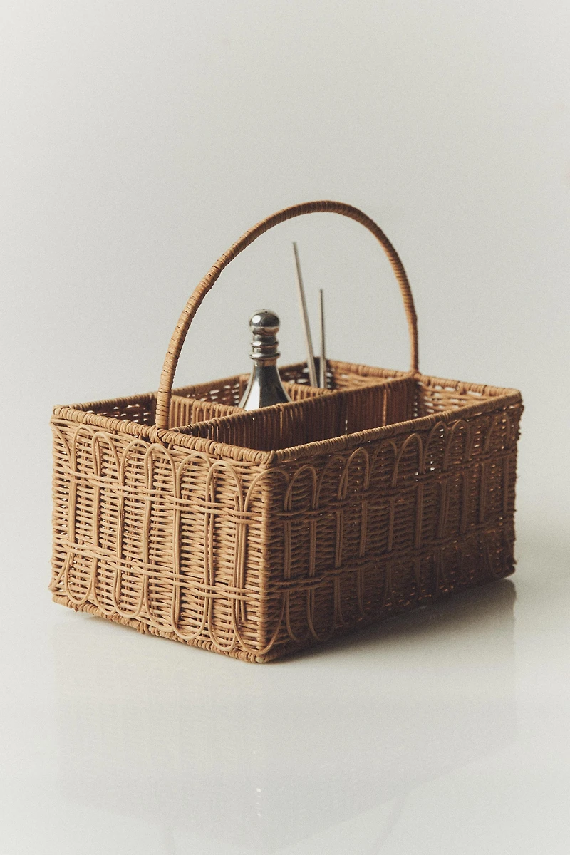 PICNIC HAMPER WITH A RATTAN HANDLE