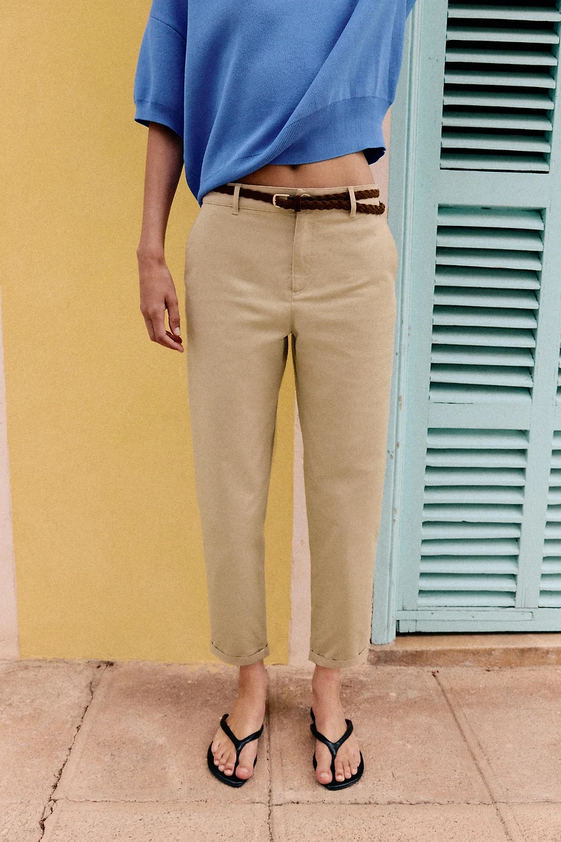 PANTALON CHINO AVEC CEINTURE TRESSÉE