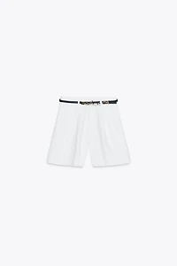 SHORT Z1975 EN JEAN À PINCES ET CEINTURE
