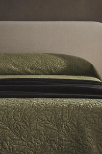 QUILTED QUILT WITH LEAVES