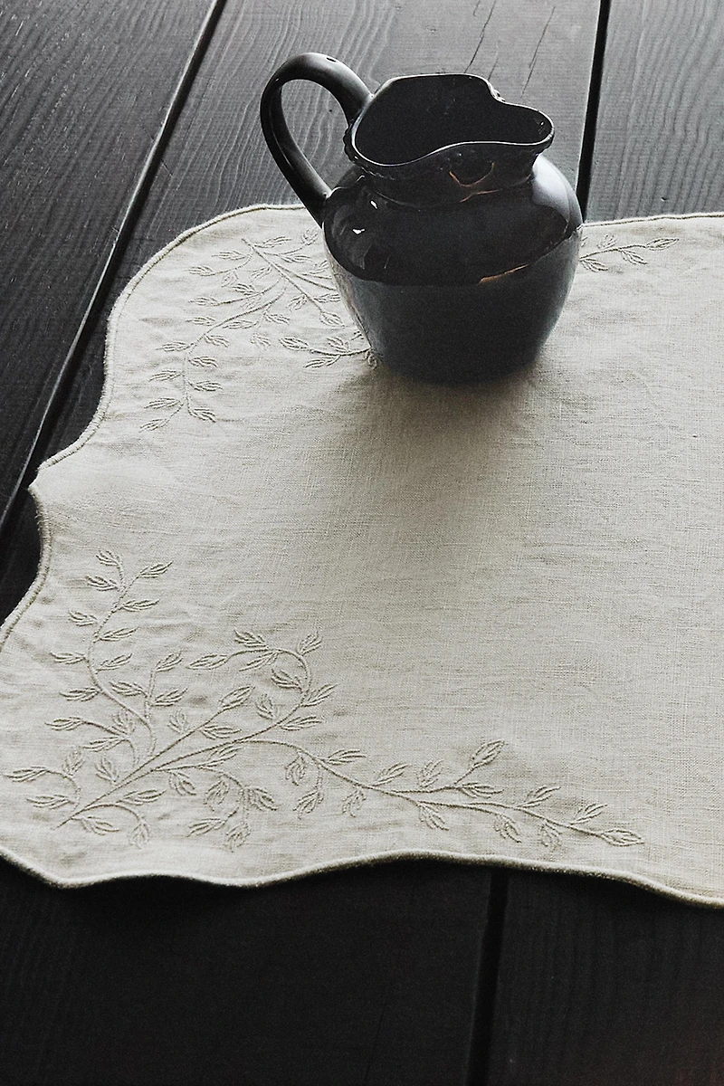 EMBROIDERED LINEN PLACEMAT WITH VEGETABLE MOTIFS