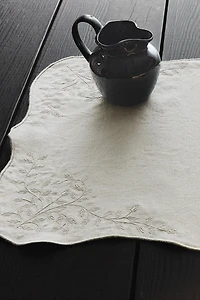EMBROIDERED LINEN PLACEMAT WITH VEGETABLE MOTIFS