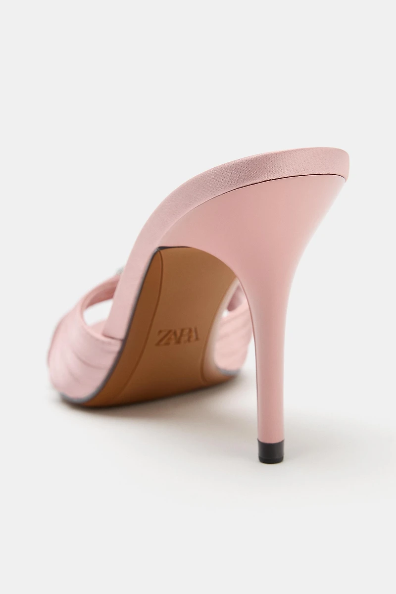 SANDALES À TALONS SATINÉES AVEC DÉCOR