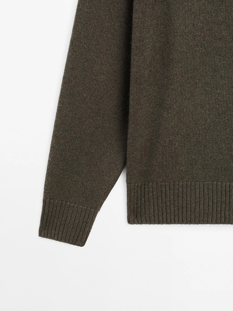 Crew neck cashmere sweater