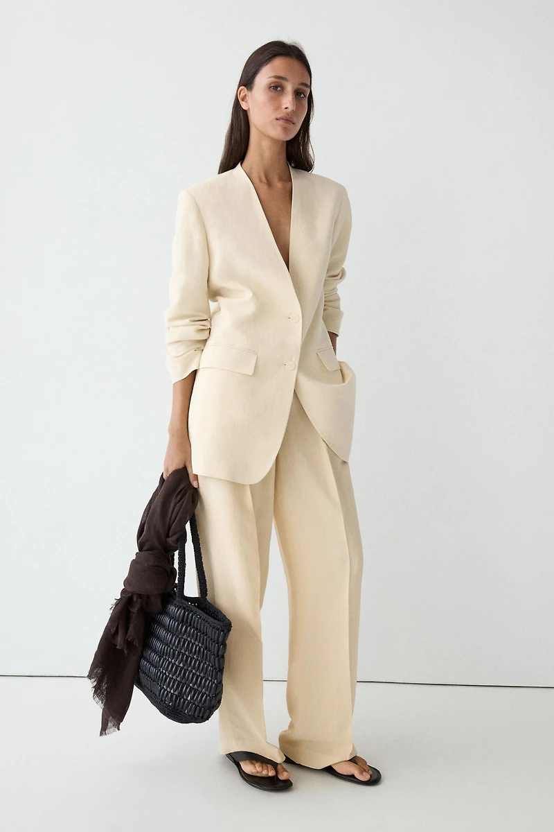 Flowing trousers with pleats