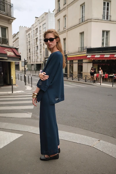 TOP EN MAILLE À BRODERIES AJOURÉES