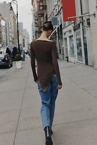 T-SHIRT À BAS ASYMÉTRIQUE EN DENTELLE