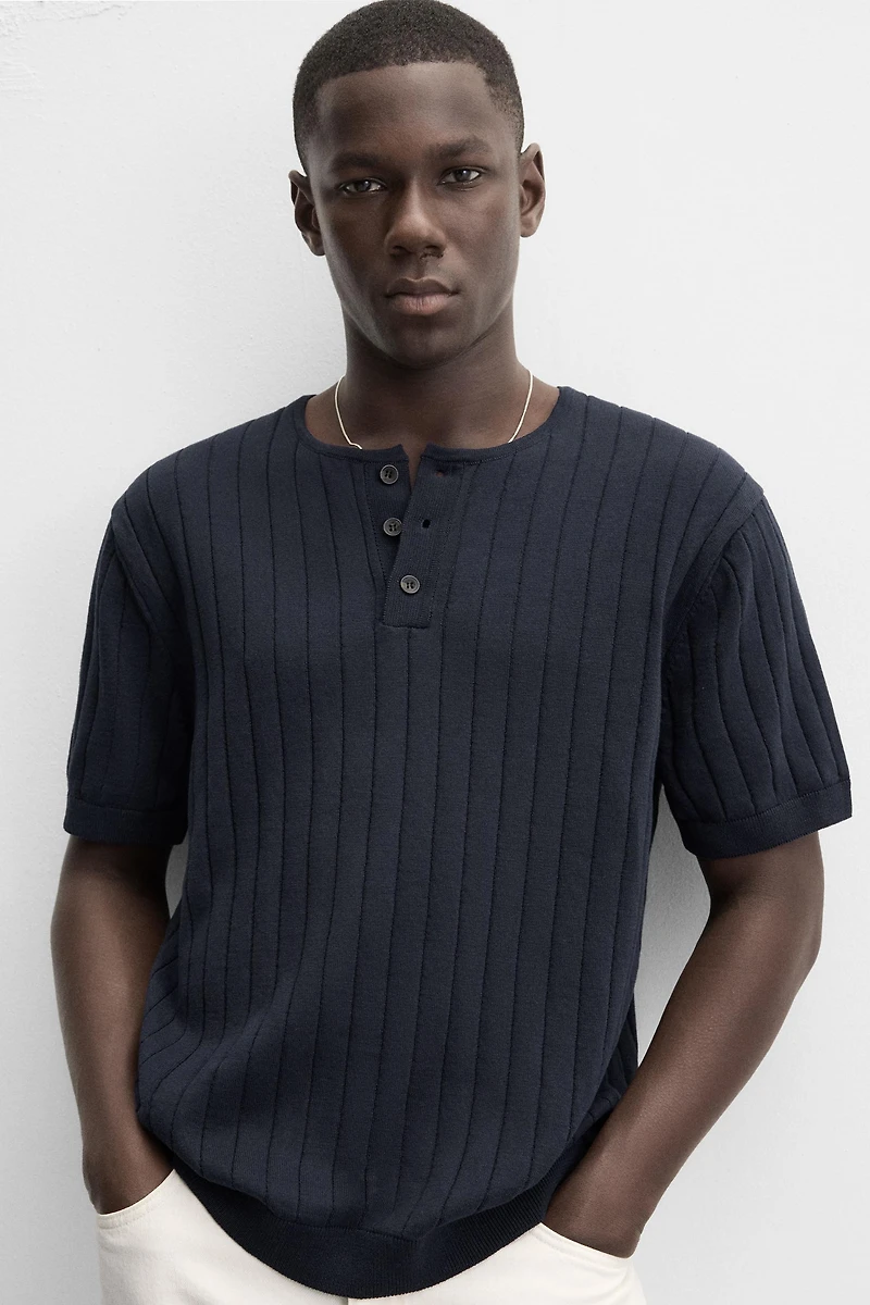 T-SHIRT EN MAILLE COL BOUTONNÉ
