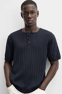 T-SHIRT EN MAILLE COL BOUTONNÉ