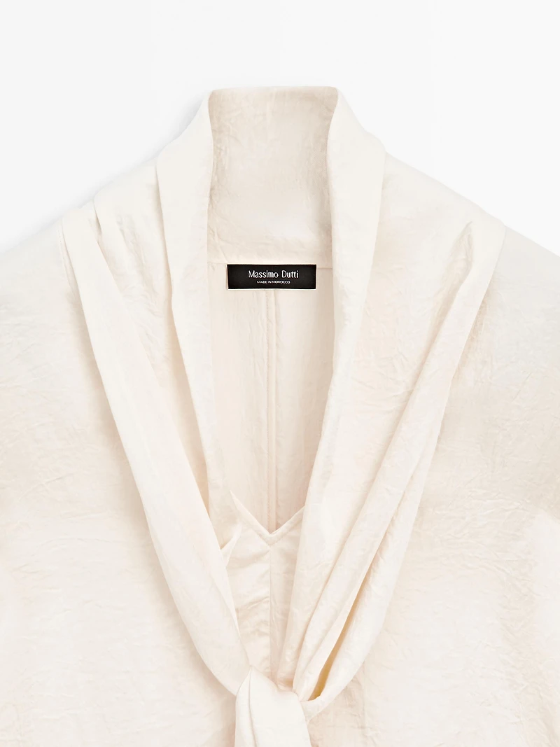 Flowing blouse with tie