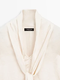 Flowing blouse with tie