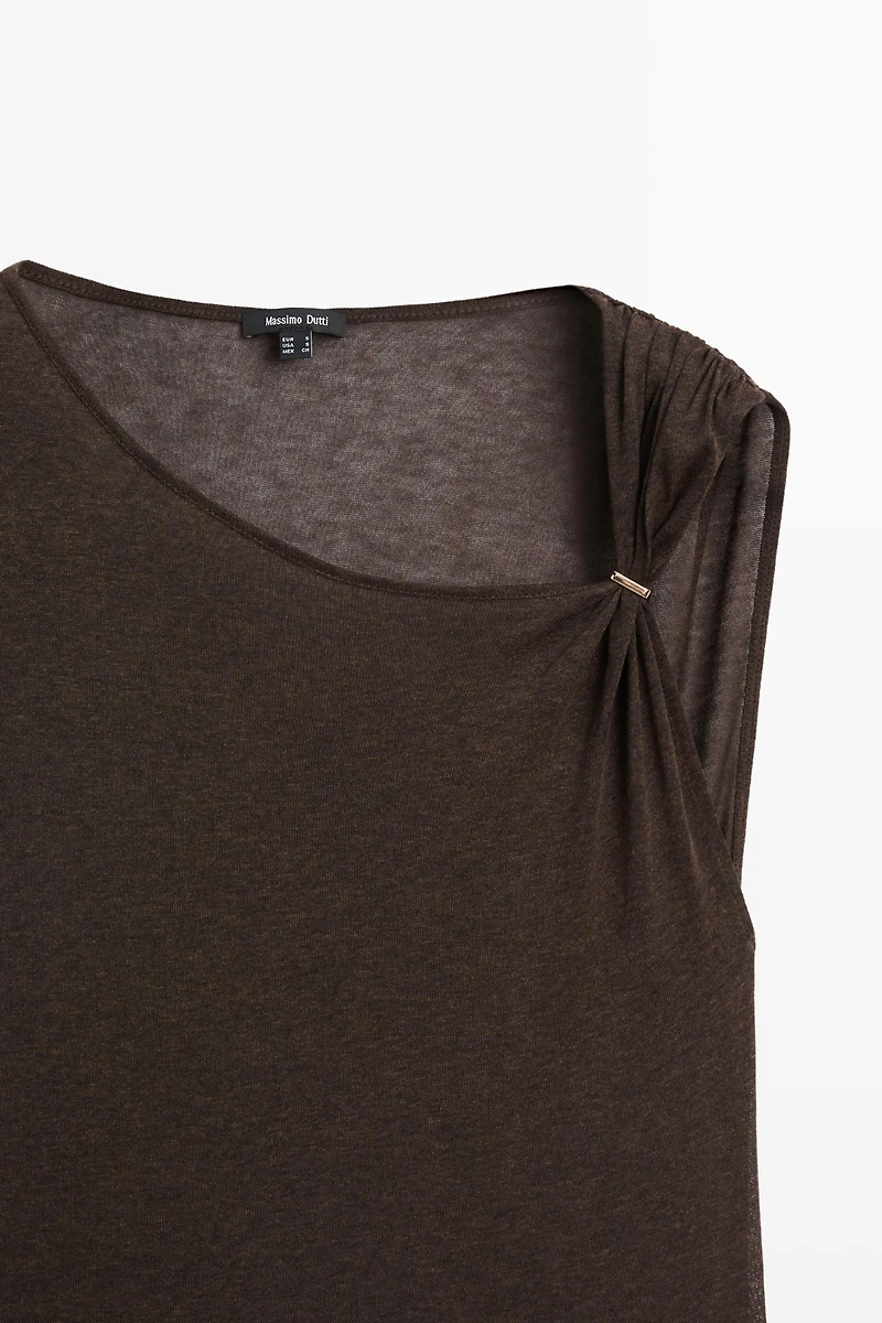 Asymmetric drop sleeve fluid top