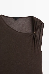 Asymmetric drop sleeve fluid top