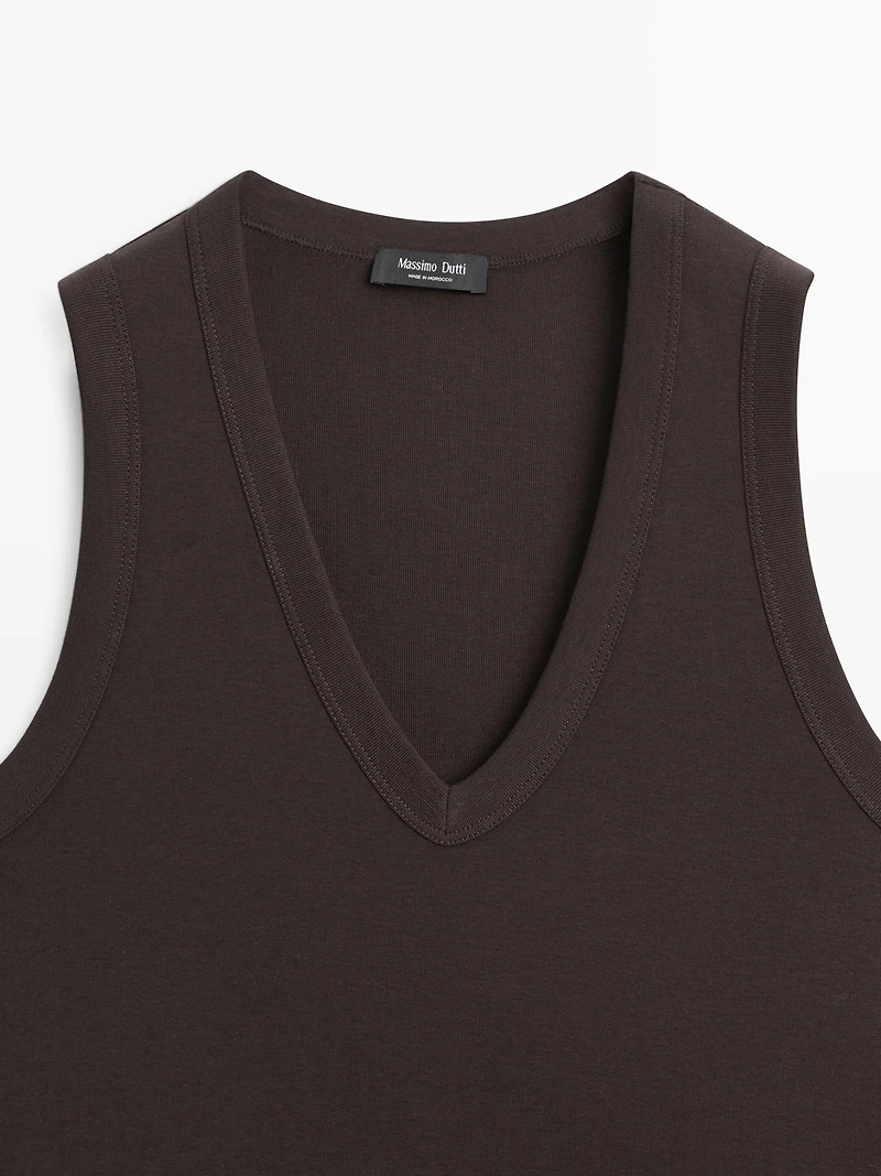 100% cotton V-neck T-shirt