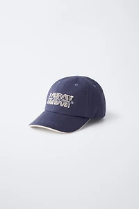CASQUETTE UNIVERSITAIRE AVEC INSCRIPTION BRODÉE