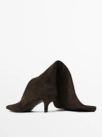 Heeled split leather boots