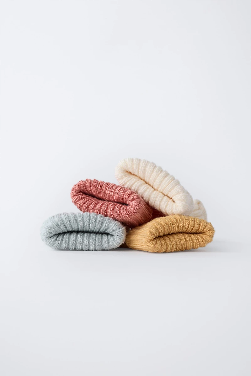 LOT DE QUATRE CHAUSSETTES COULEURS EN BOÎTE