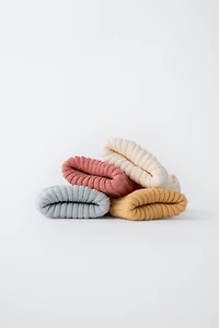 LOT DE QUATRE CHAUSSETTES COULEURS EN BOÎTE