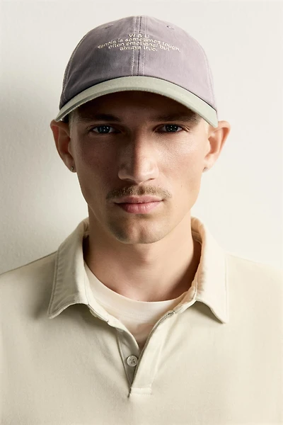 CASQUETTE AVEC INSCRIPTION BRODÉE ET CONTRASTE