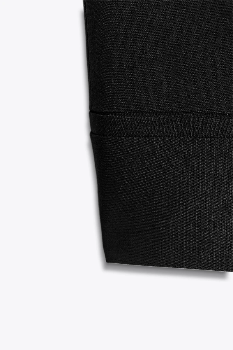 GILET COURT À BOUTONS DORÉS