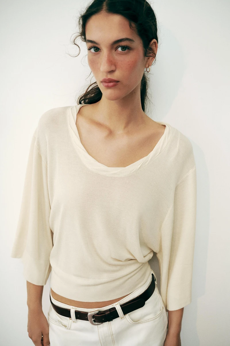 TOP EN MAILLE À DÉCOLLETÉ ARRONDI FRONCÉ