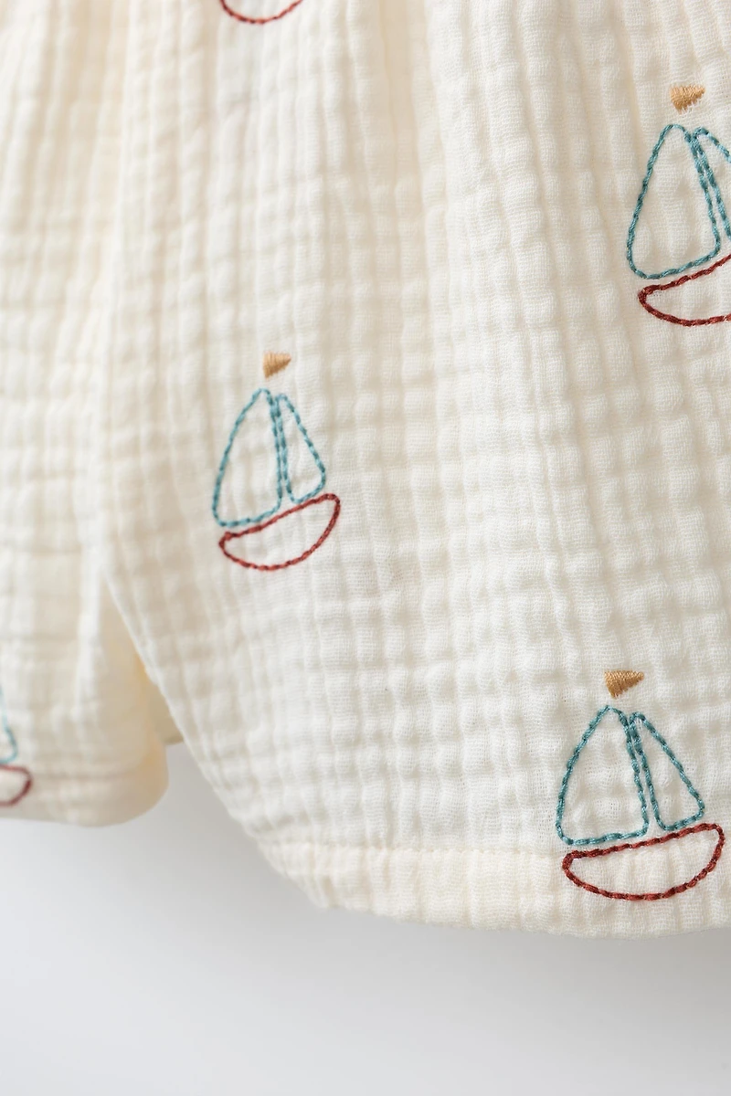 TEXTURED BOAT SHORTS