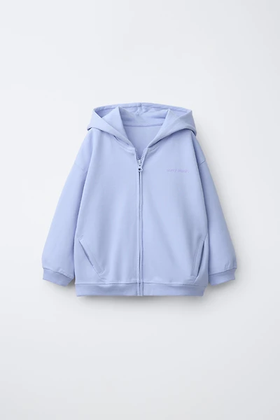SWEAT ZIPPÉ INTERLOCK AVEC INSCRIPTION EN RELIEF