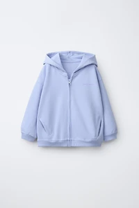 SWEAT ZIPPÉ INTERLOCK AVEC INSCRIPTION EN RELIEF