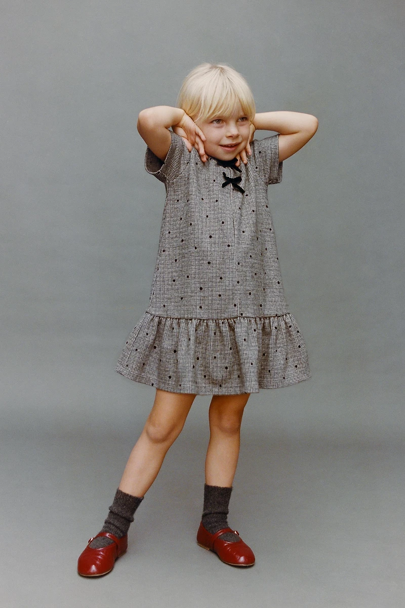 ROBE PIED-DE-POULE À POIS FLOQUÉS ET LACETS