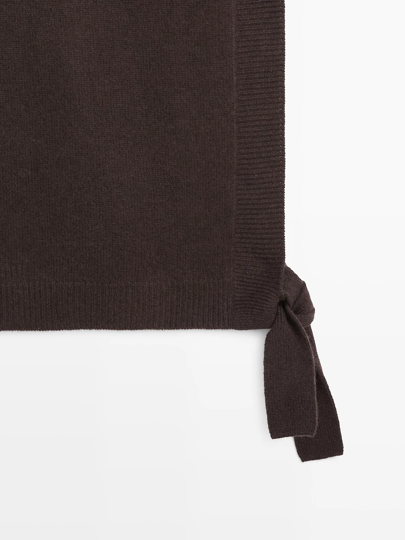 V-neck bib with tie details