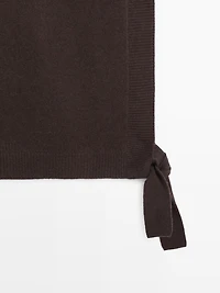 V-neck bib with tie details