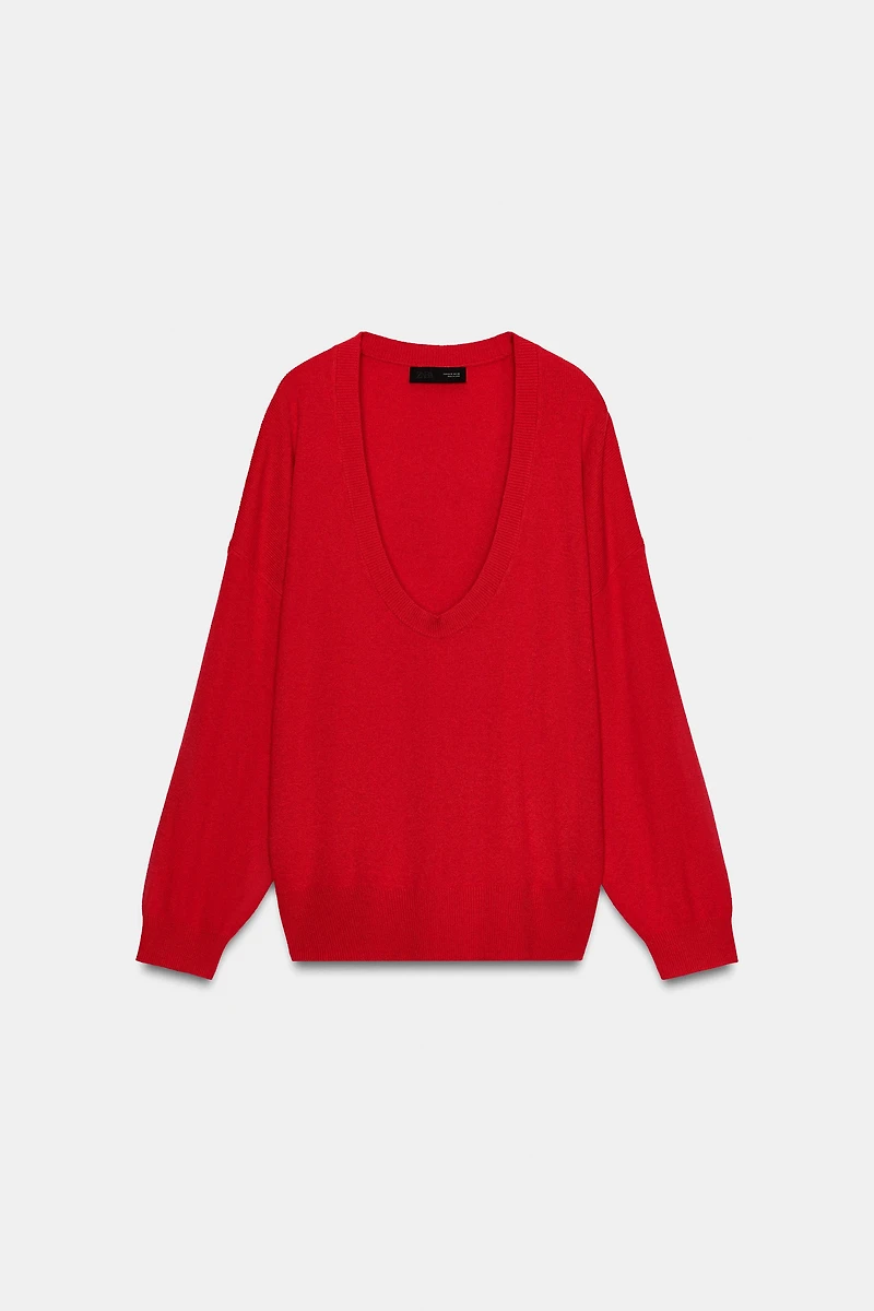 PULL EN MAILLE AVEC DÉCOLLETÉ PRONONCÉ