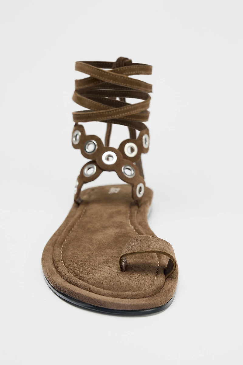 SANDALES ŒILLETS MÉTALLIQUES CUIR