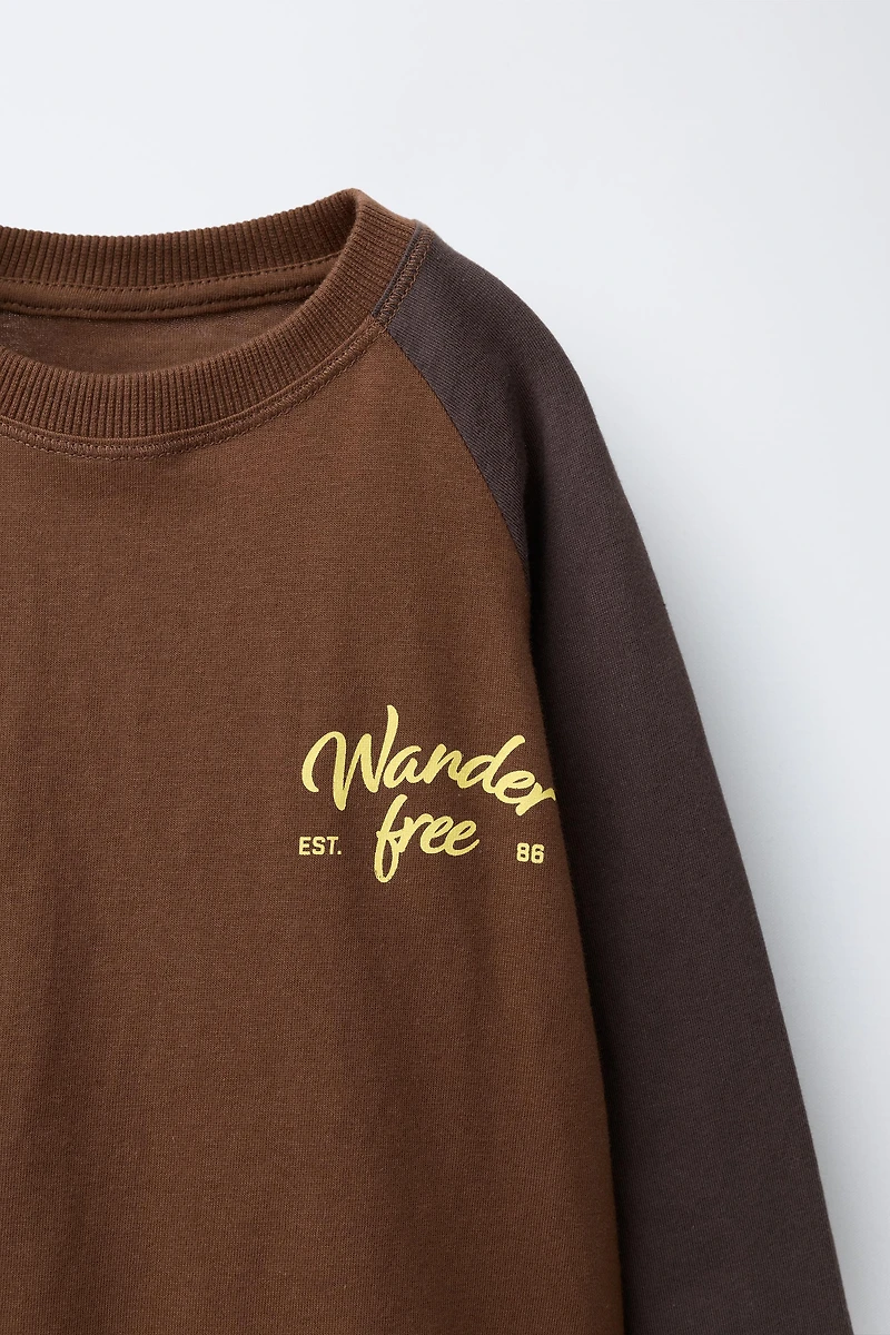 T-SHIRT À MANCHES RAGLAN ET INSCRIPTION