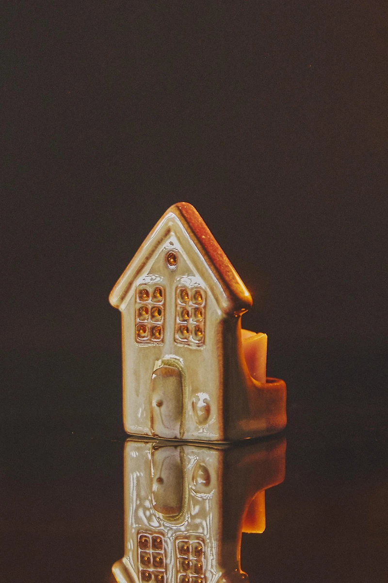 CHRISTMAS HOUSE CERAMIC TEALIGHT HOLDER