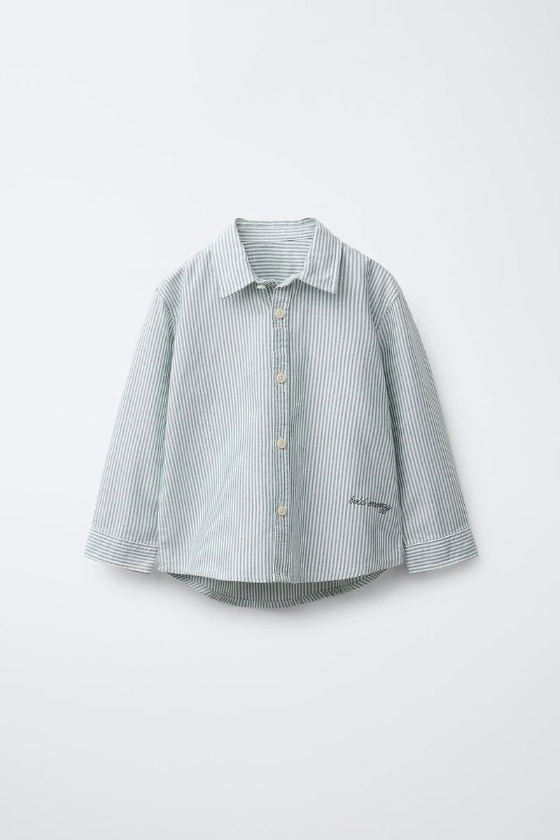 CHEMISE À RAYURES ET INSCRIPTION BRODÉE